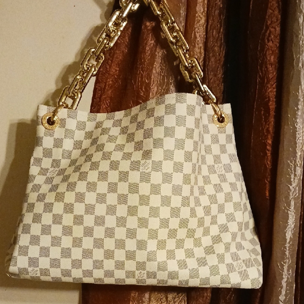 Elegant Checkered Handbag with Gold Chain